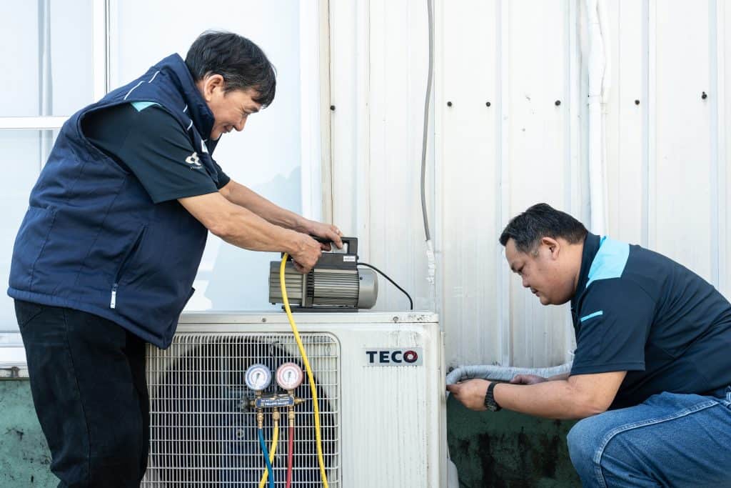 台北洗冷氣團隊清洗冷氣的過程／圖取自景開電器