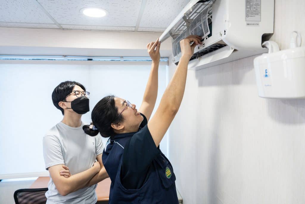專業台北洗冷氣團隊清洗冷氣濾網過程／圖取自景開電器